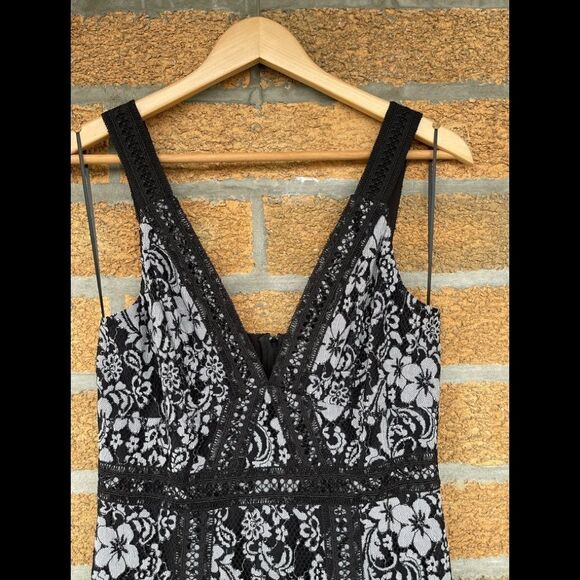 Keepsake The label  Lace Overlay Sleeveless Midi Dress medium - Picture 4 of 16